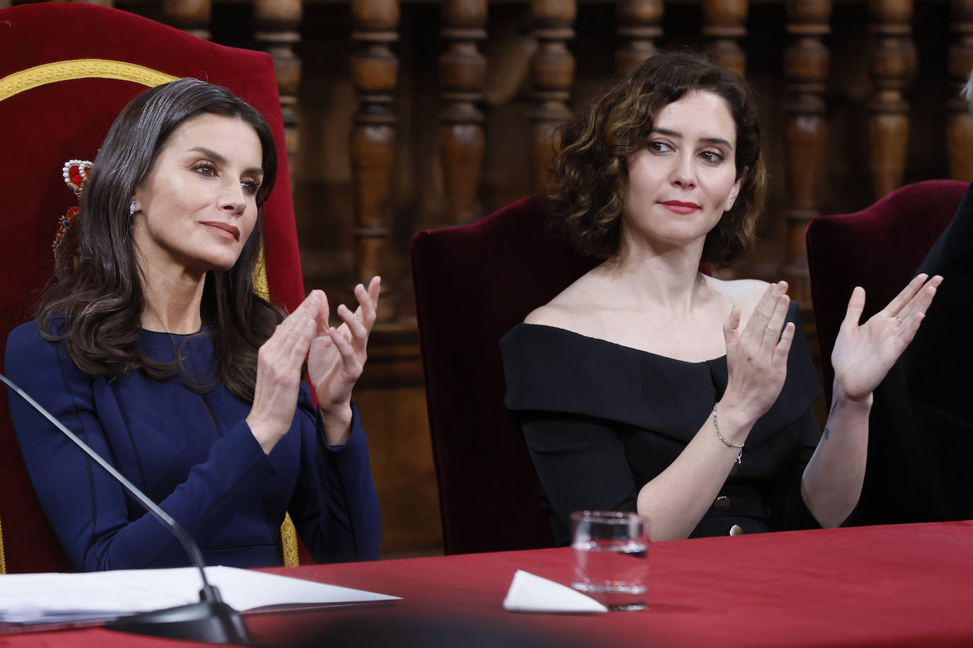 Fotos: La reina Letizia, con un sobrio y entallado vestido azul marino para la entrega de los Premios Cervantes