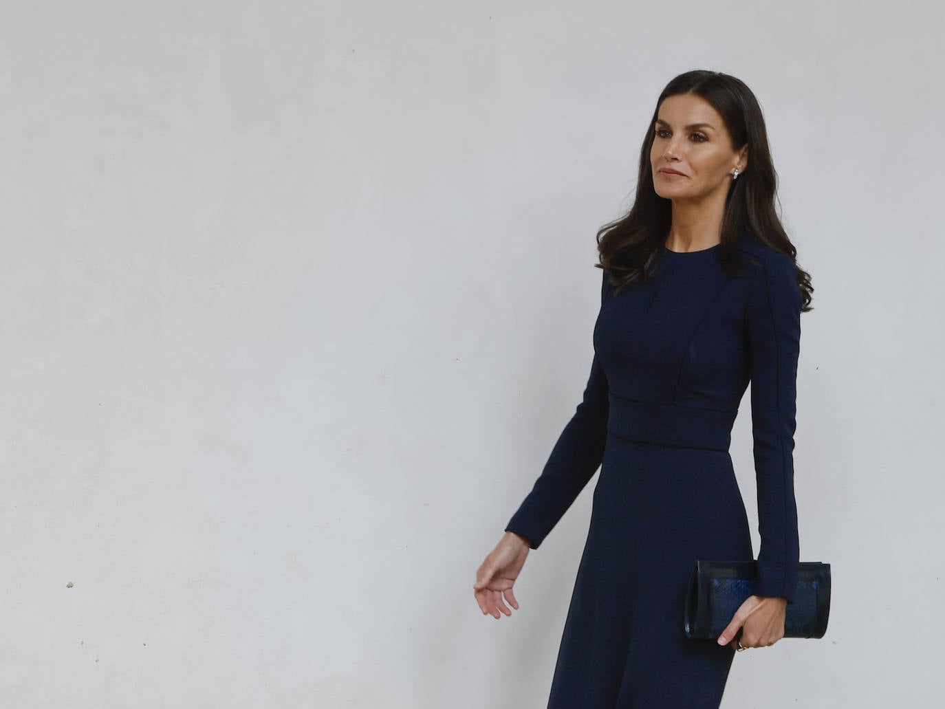 Fotos: La reina Letizia, con un sobrio y entallado vestido azul marino para la entrega de los Premios Cervantes