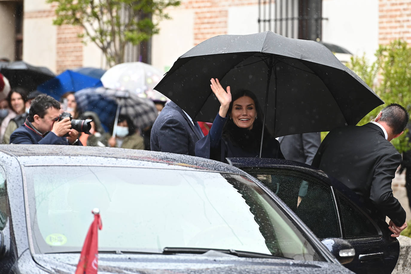 Fotos: La reina Letizia, con un sobrio y entallado vestido azul marino para la entrega de los Premios Cervantes