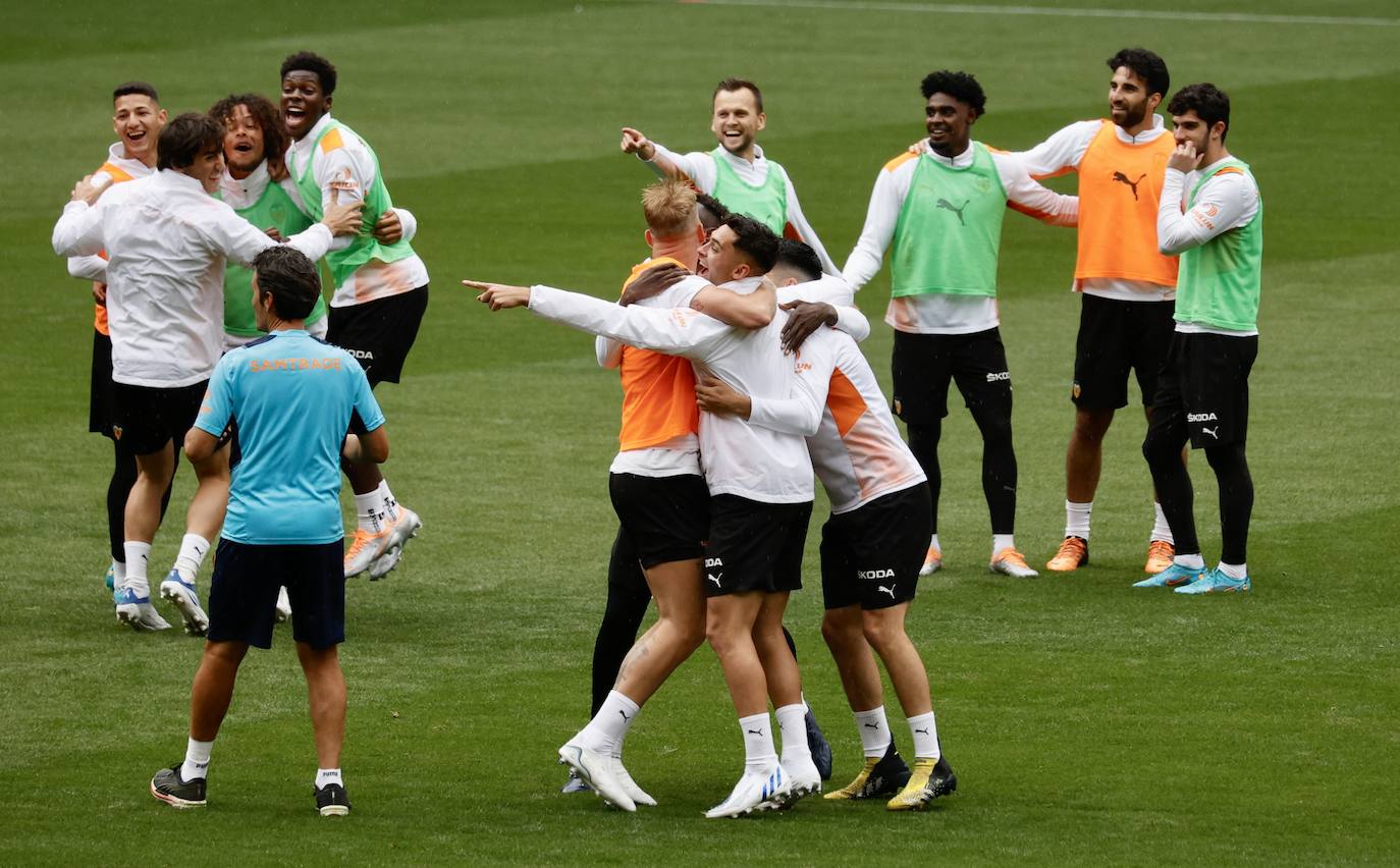 Fotos: Así ha sido el entrenamiento del Valencia previo a la final de Copa