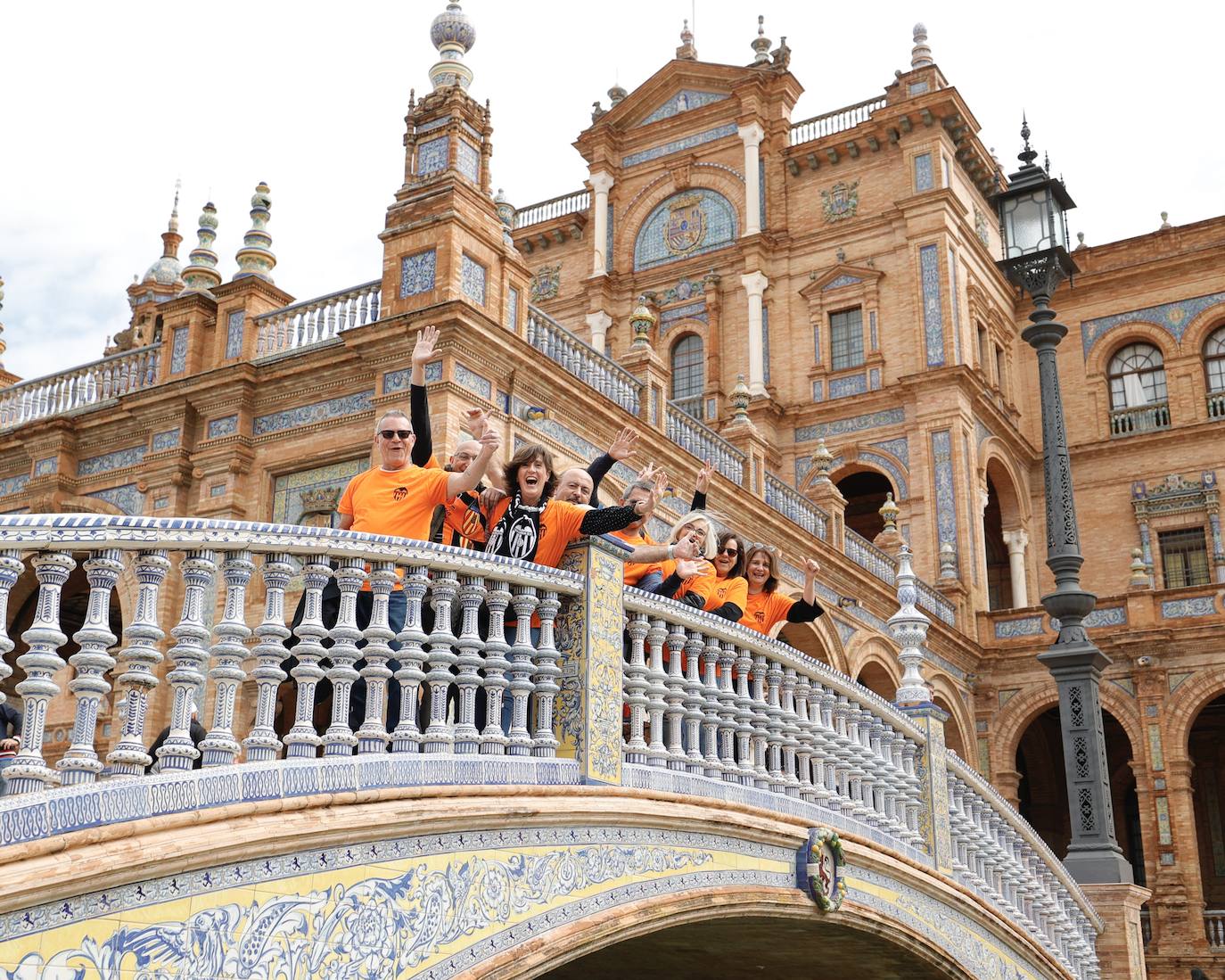 Miles de valencianistas llegan a la capital andaluza, cantan el himno y lanzan tracas en lasc calles más céntricas y en la fan zone