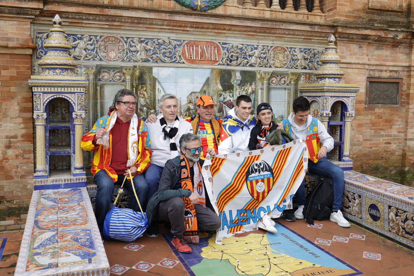 Miles de valencianistas llegan a la capital andaluza, cantan el himno y lanzan tracas en lasc calles más céntricas y en la fan zone