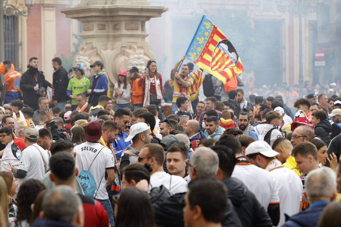 Miles de valencianistas llegan a la capital andaluza, cantan el himno y lanzan tracas en lasc calles más céntricas y en la fan zone