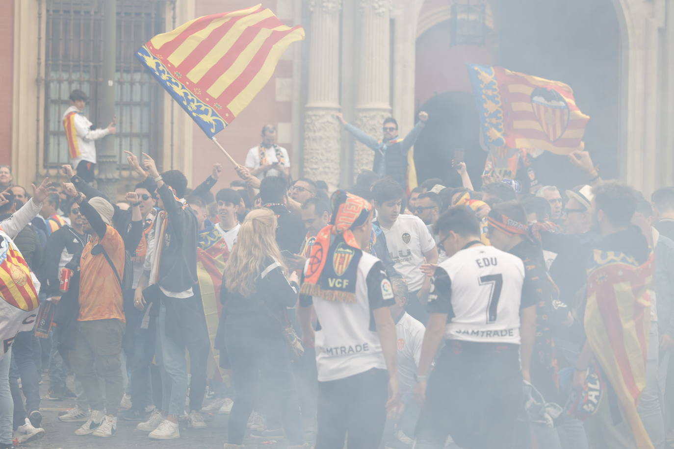 Miles de valencianistas llegan a la capital andaluza, cantan el himno y lanzan tracas en lasc calles más céntricas y en la fan zone