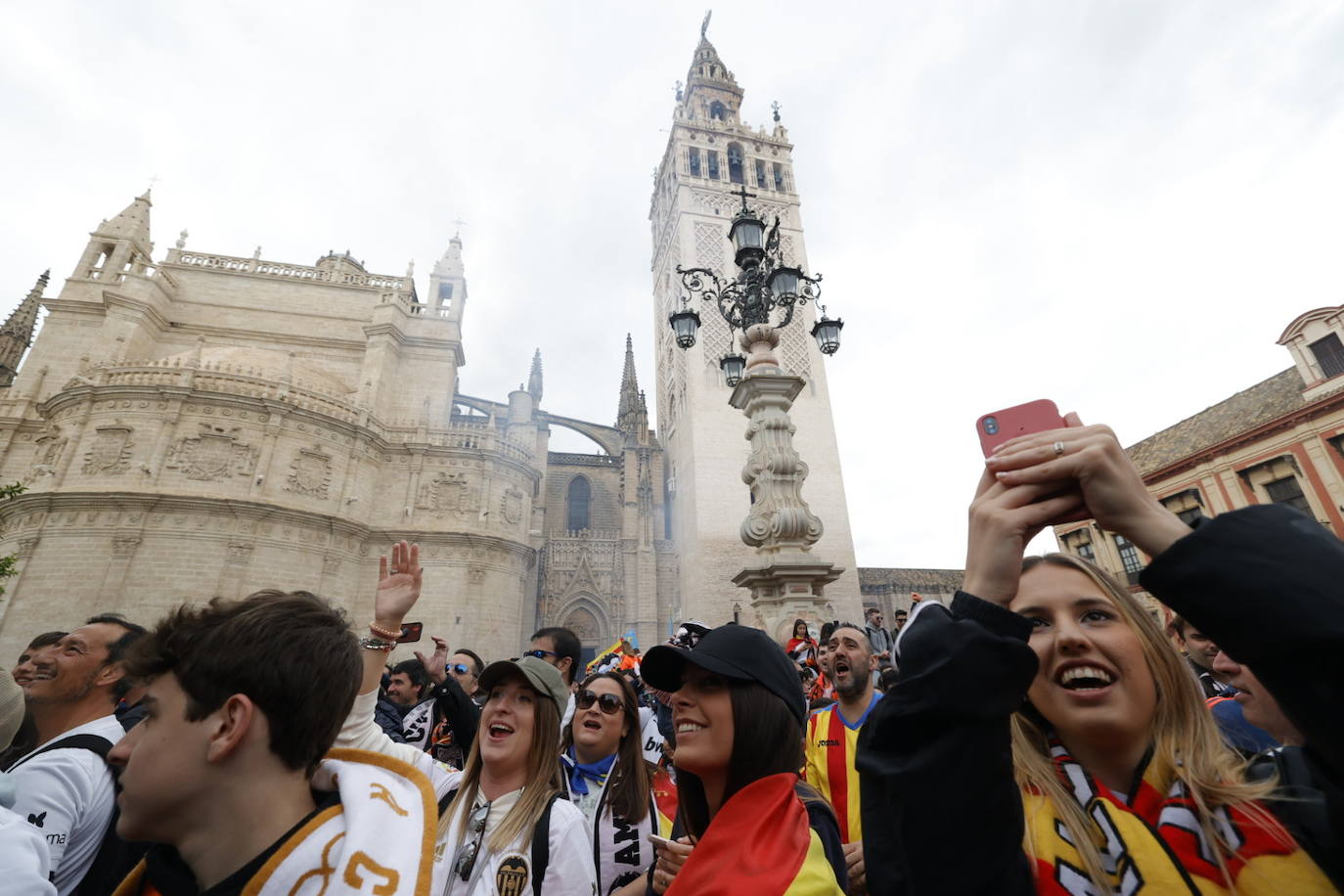 Miles de valencianistas llegan a la capital andaluza, cantan el himno y lanzan tracas en lasc calles más céntricas y en la fan zone