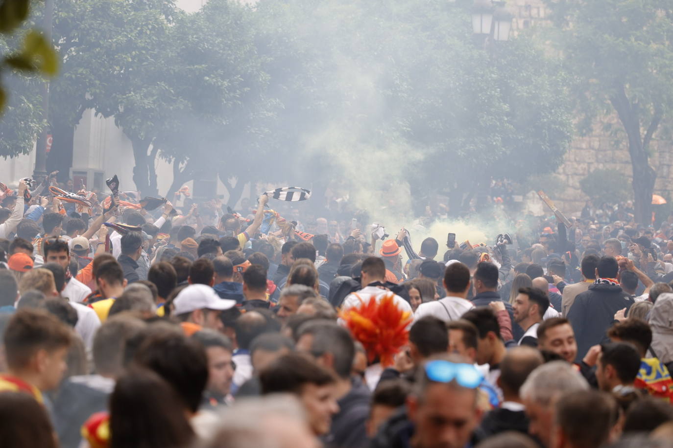 Miles de valencianistas llegan a la capital andaluza, cantan el himno y lanzan tracas en lasc calles más céntricas y en la fan zone