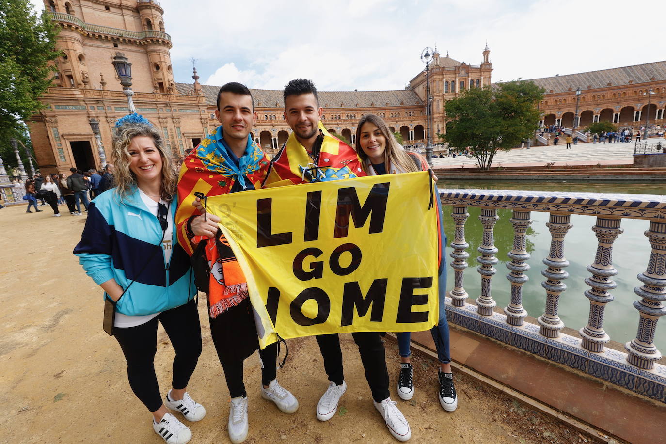 Miles de valencianistas llegan a la capital andaluza, cantan el himno y lanzan tracas en lasc calles más céntricas y en la fan zone