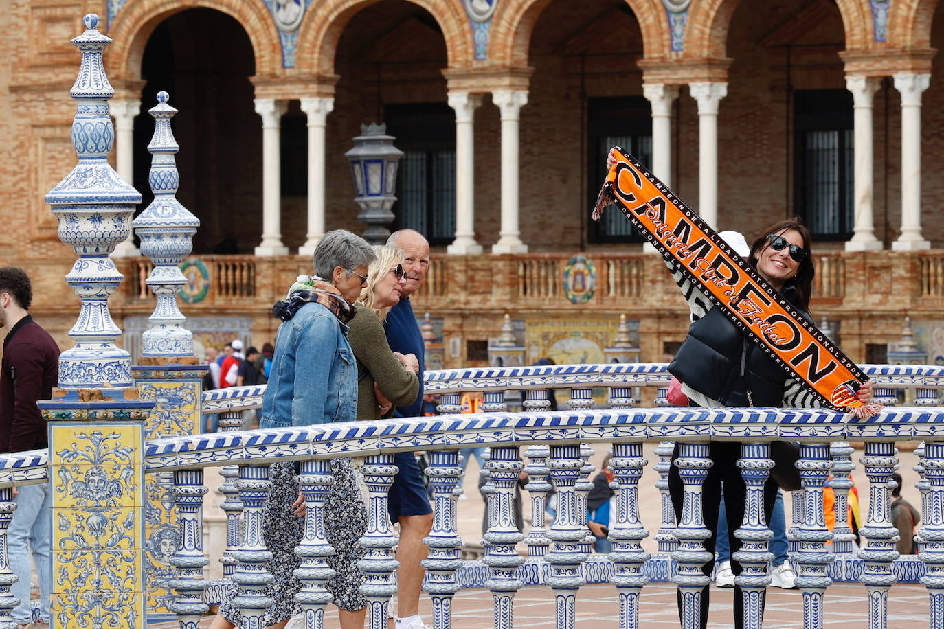 Miles de valencianistas llegan a la capital andaluza, cantan el himno y lanzan tracas en lasc calles más céntricas y en la fan zone