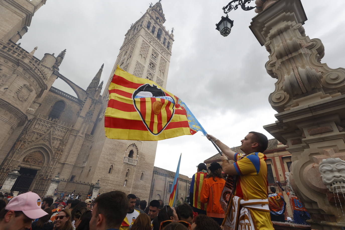 Miles de valencianistas llegan a la capital andaluza, cantan el himno y lanzan tracas en lasc calles más céntricas y en la fan zone