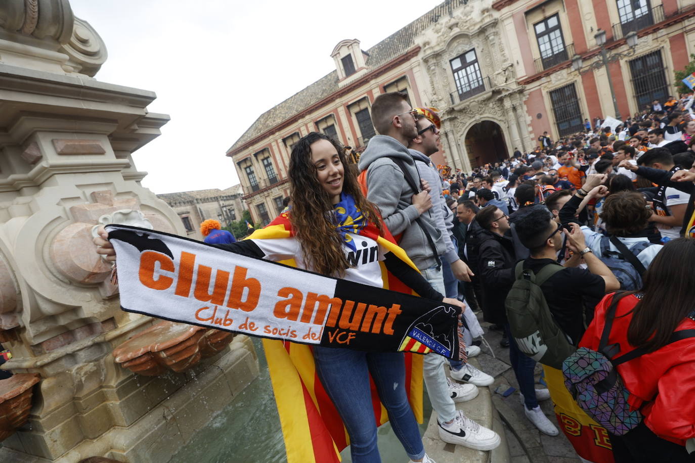 Miles de valencianistas llegan a la capital andaluza, cantan el himno y lanzan tracas en lasc calles más céntricas y en la fan zone