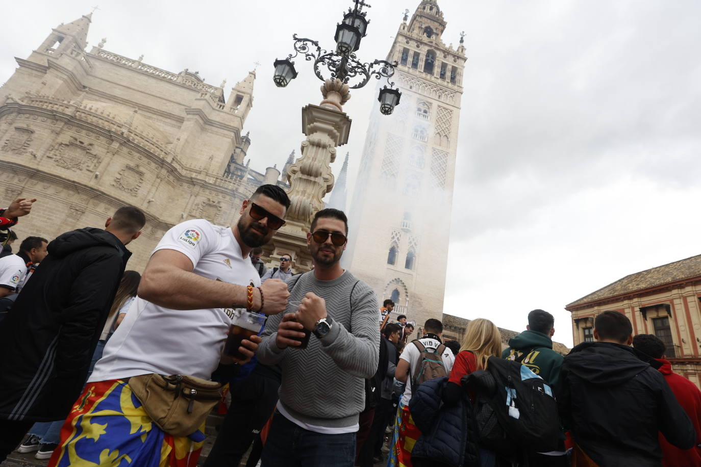 Miles de valencianistas llegan a la capital andaluza, cantan el himno y lanzan tracas en lasc calles más céntricas y en la fan zone