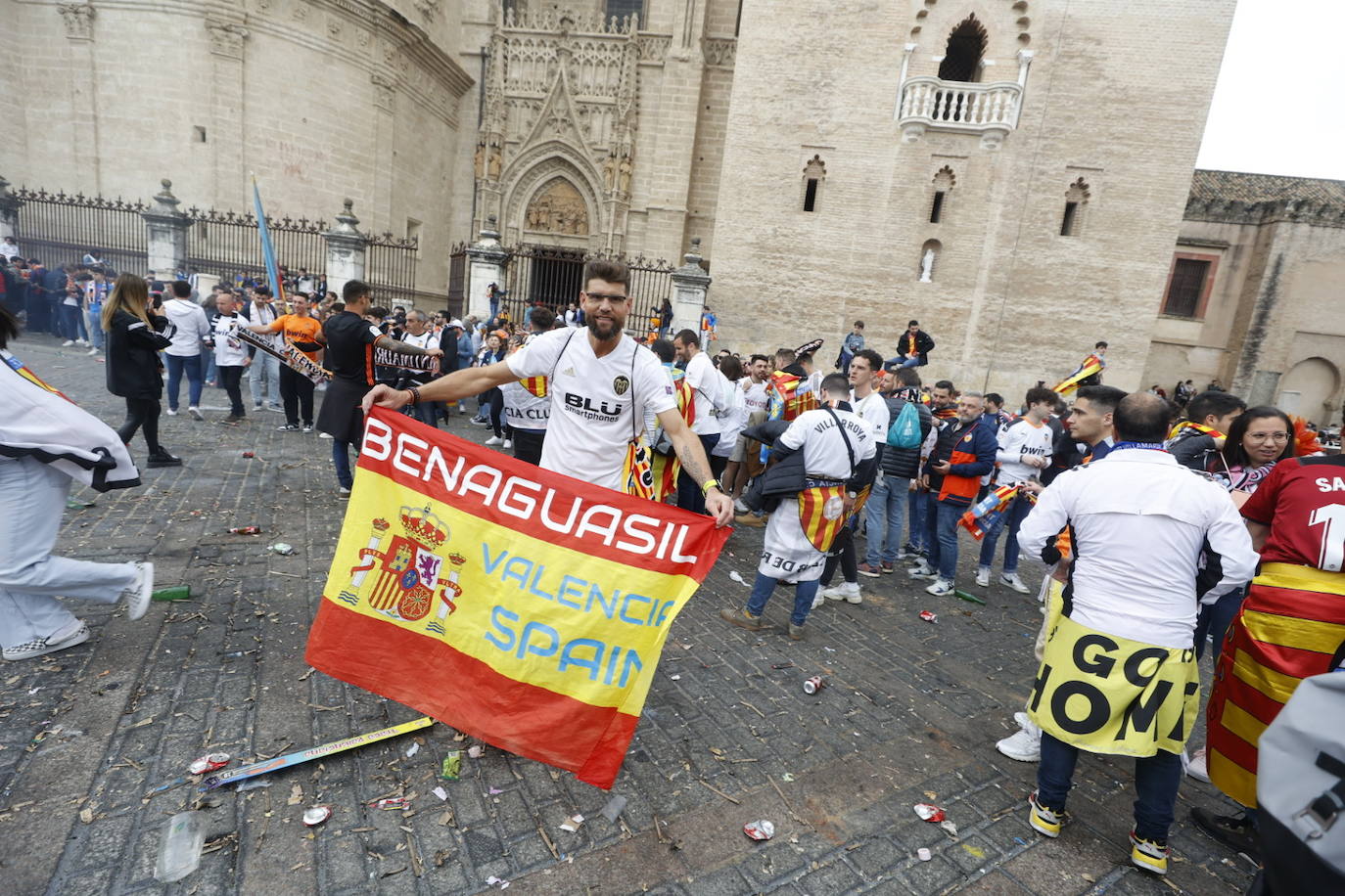 Miles de valencianistas llegan a la capital andaluza, cantan el himno y lanzan tracas en lasc calles más céntricas y en la fan zone