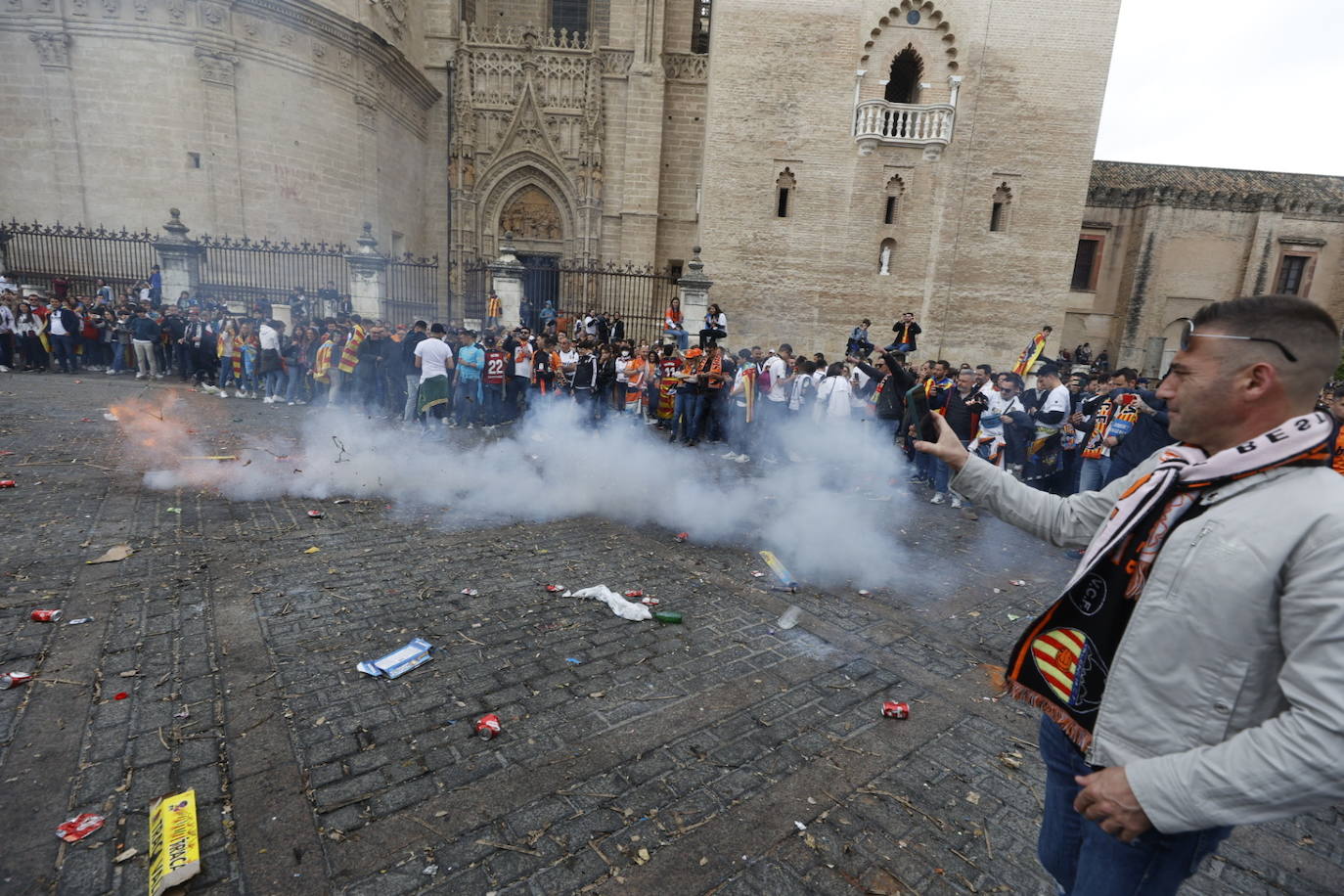 Miles de valencianistas llegan a la capital andaluza, cantan el himno y lanzan tracas en lasc calles más céntricas y en la fan zone