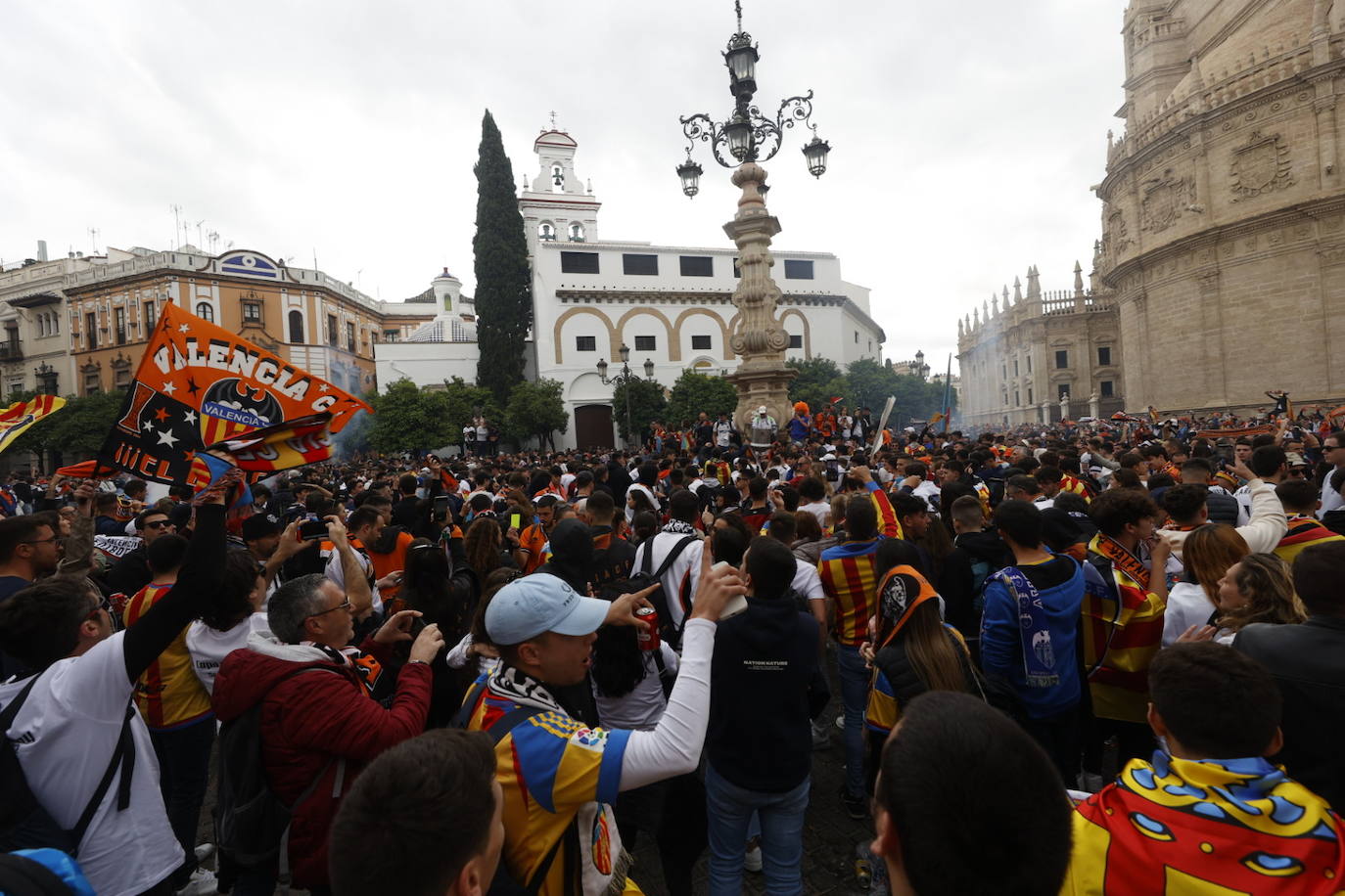 Miles de valencianistas llegan a la capital andaluza, cantan el himno y lanzan tracas en lasc calles más céntricas y en la fan zone