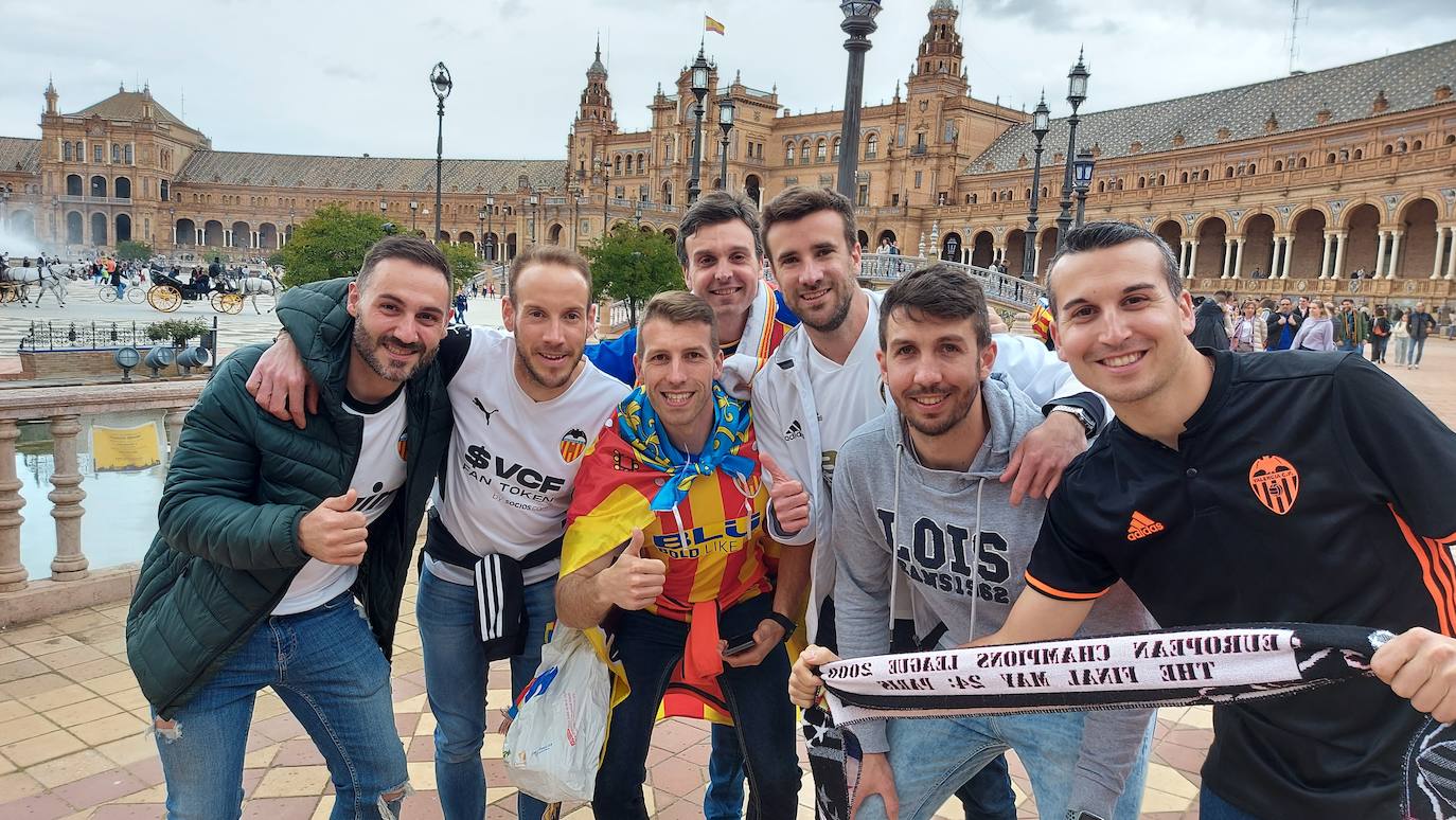 Miles de valencianistas llegan a la capital andaluza, cantan el himno y lanzan tracas en lasc calles más céntricas y en la fan zone