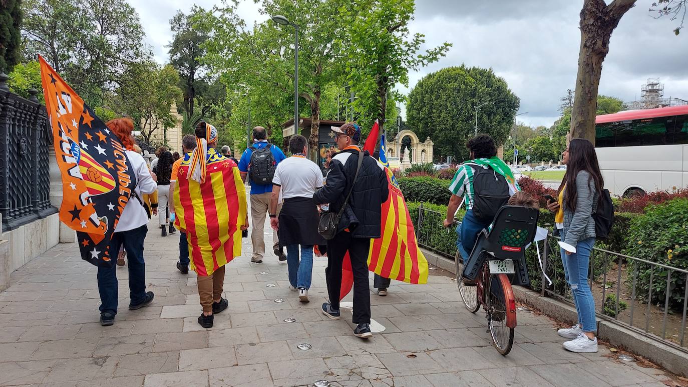 Miles de valencianistas llegan a la capital andaluza, cantan el himno y lanzan tracas en lasc calles más céntricas y en la fan zone