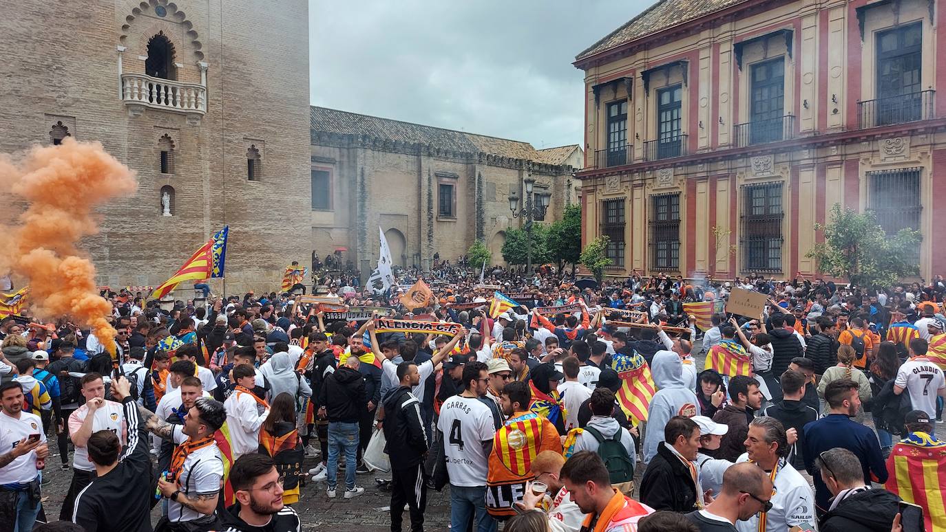 Miles de valencianistas llegan a la capital andaluza, cantan el himno y lanzan tracas en lasc calles más céntricas y en la fan zone