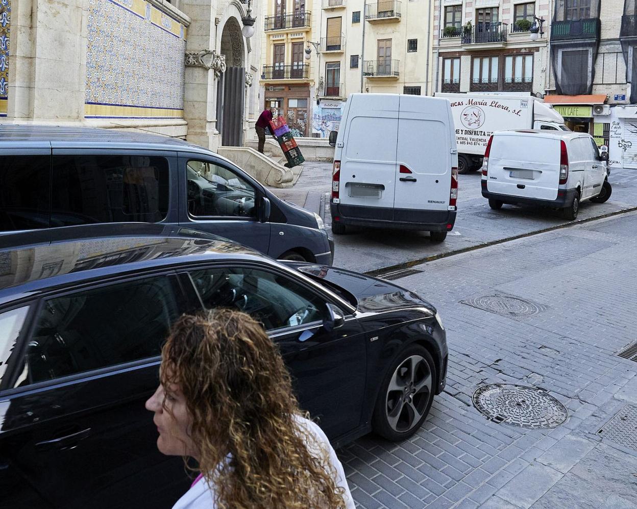 Los vendedores del Mercado Central denuncian las multas impuestas por Movilidad al encender una cámara del APR sin asviso. 