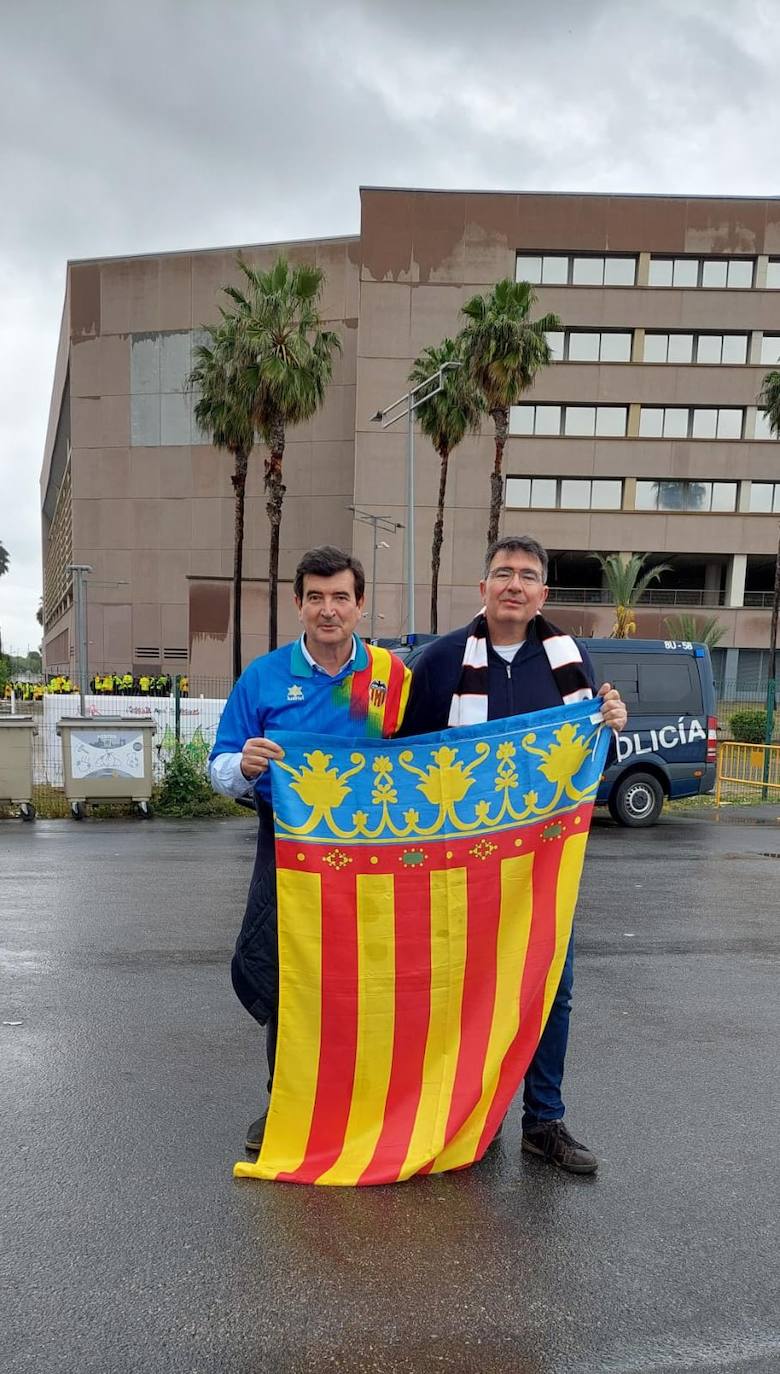 El portavoz de Ciudadanos en el Ayuntamiento de València, Fernando Giner, junto con el viceportavoz, Narciso Estellés, han viajado a Sevilla para apoyar al Valencia y a su afición en la final de la Copa del Rey. 