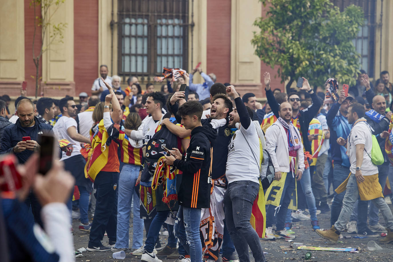 Miles de valencianistas llegan a la capital andaluza, cantan el himno y lanzan tracas en lasc calles más céntricas y en la fan zone