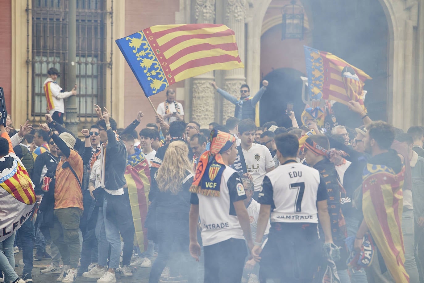 Miles de valencianistas llegan a la capital andaluza, cantan el himno y lanzan tracas en lasc calles más céntricas y en la fan zone