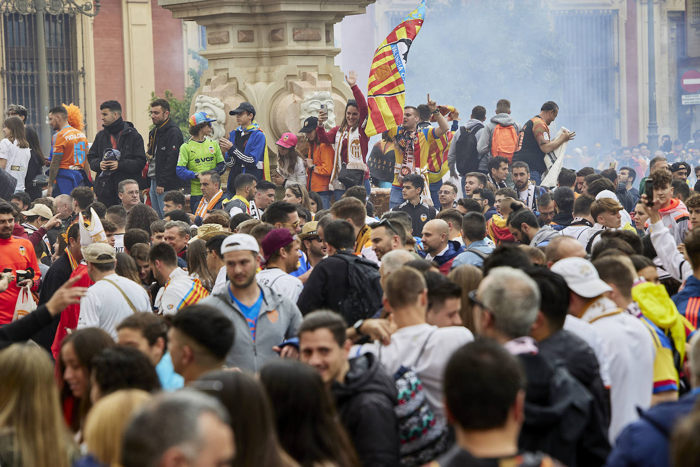 Miles de valencianistas llegan a la capital andaluza, cantan el himno y lanzan tracas en lasc calles más céntricas y en la fan zone