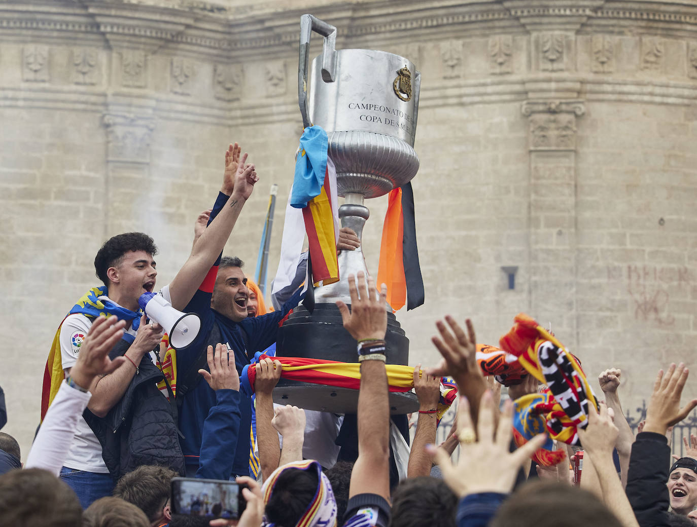 Miles de valencianistas llegan a la capital andaluza, cantan el himno y lanzan tracas en lasc calles más céntricas y en la fan zone