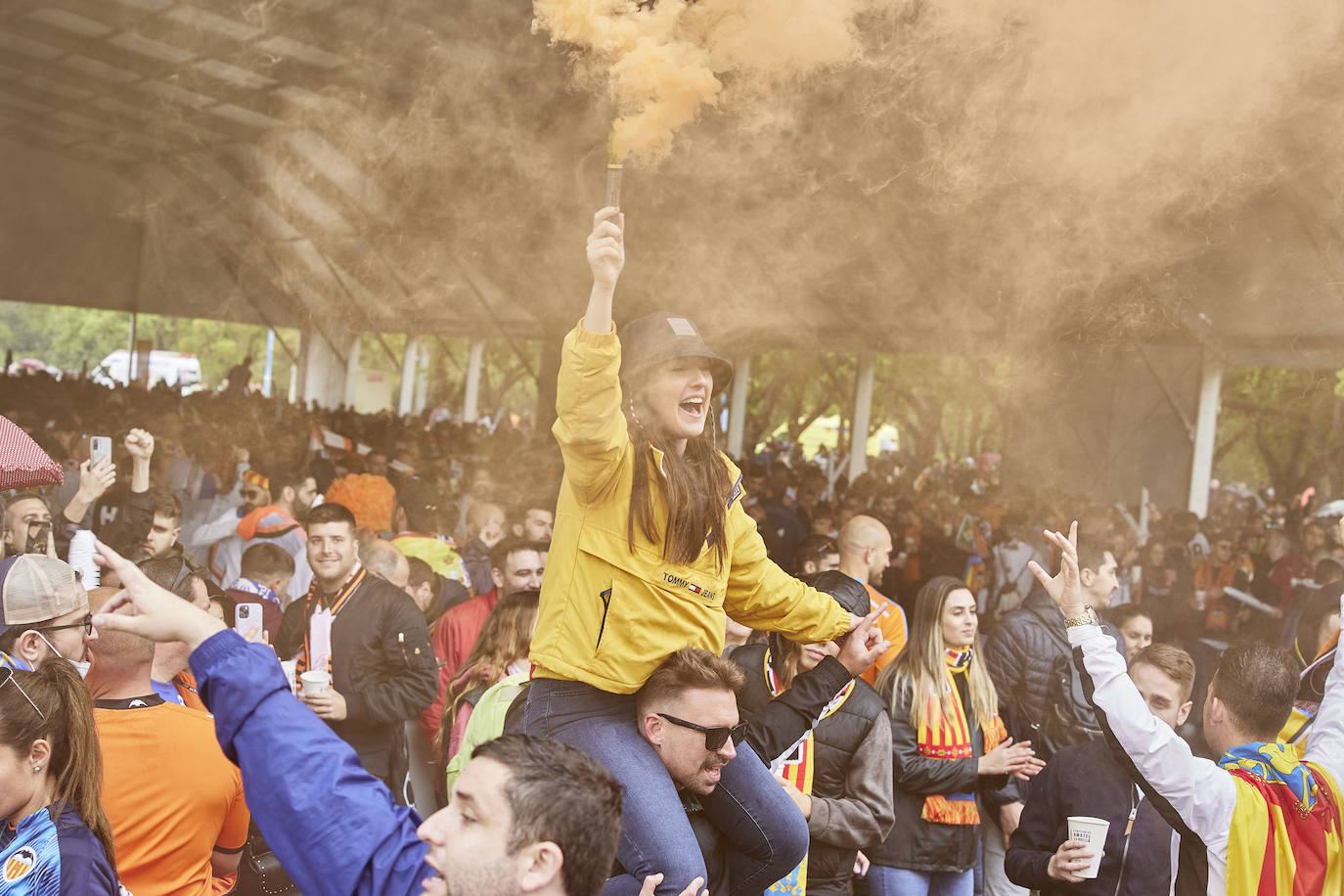 Miles de valencianistas llegan a la capital andaluza, cantan el himno y lanzan tracas en lasc calles más céntricas y en la fan zone