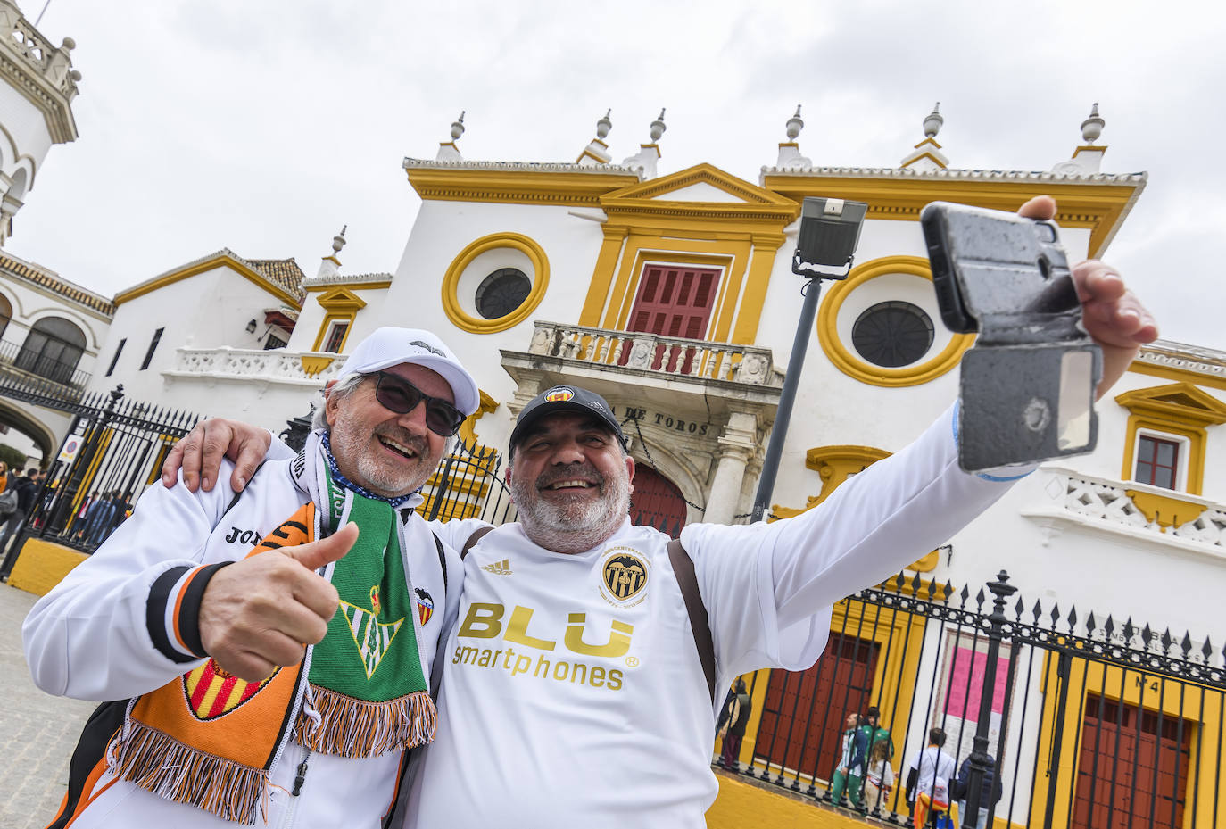 Miles de valencianistas llegan a la capital andaluza, cantan el himno y lanzan tracas en lasc calles más céntricas y en la fan zone