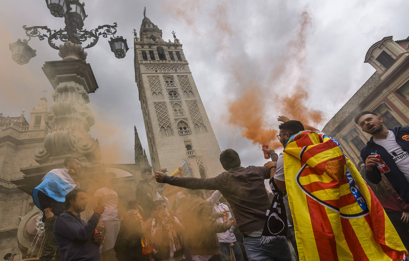 Miles de valencianistas llegan a la capital andaluza, cantan el himno y lanzan tracas en lasc calles más céntricas y en la fan zone