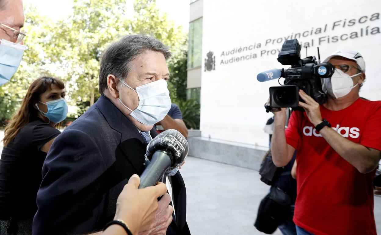 El expresidente de la Generalitat José Luis Olivas a su llegada a la Ciudad de la Justicia. 