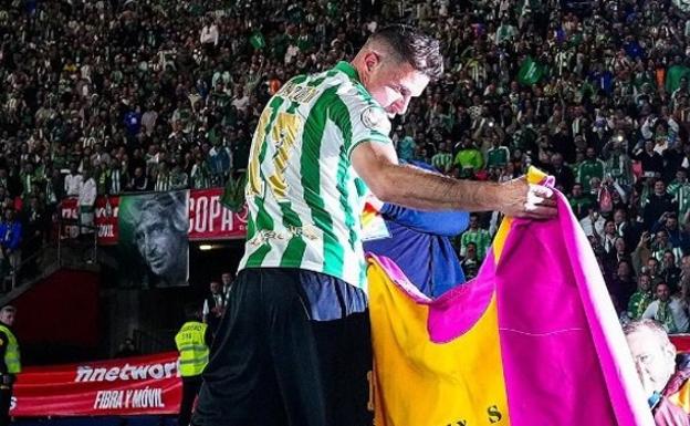 Joaquín celebra la Copa del Rey sacando el capote, igual que hizo en 2005 en el Vicente Calderón.