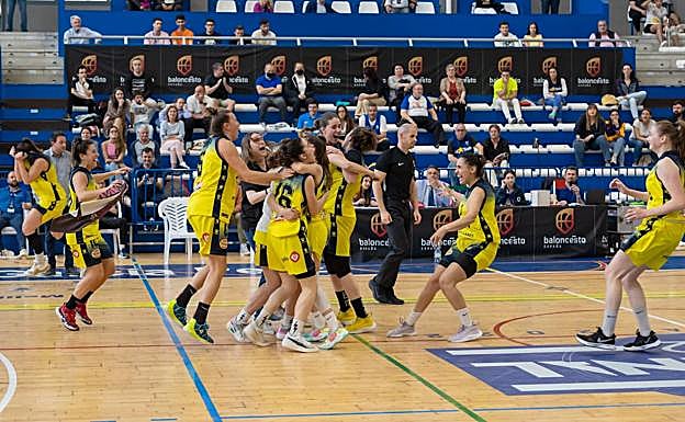 Las jugadoras del Picken Claret celebran en la cancha al finalizar el partido