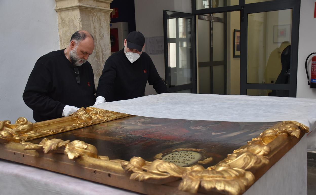 Momento en el los operarios preparan el cuadro para ser trasladado a Almansa. 