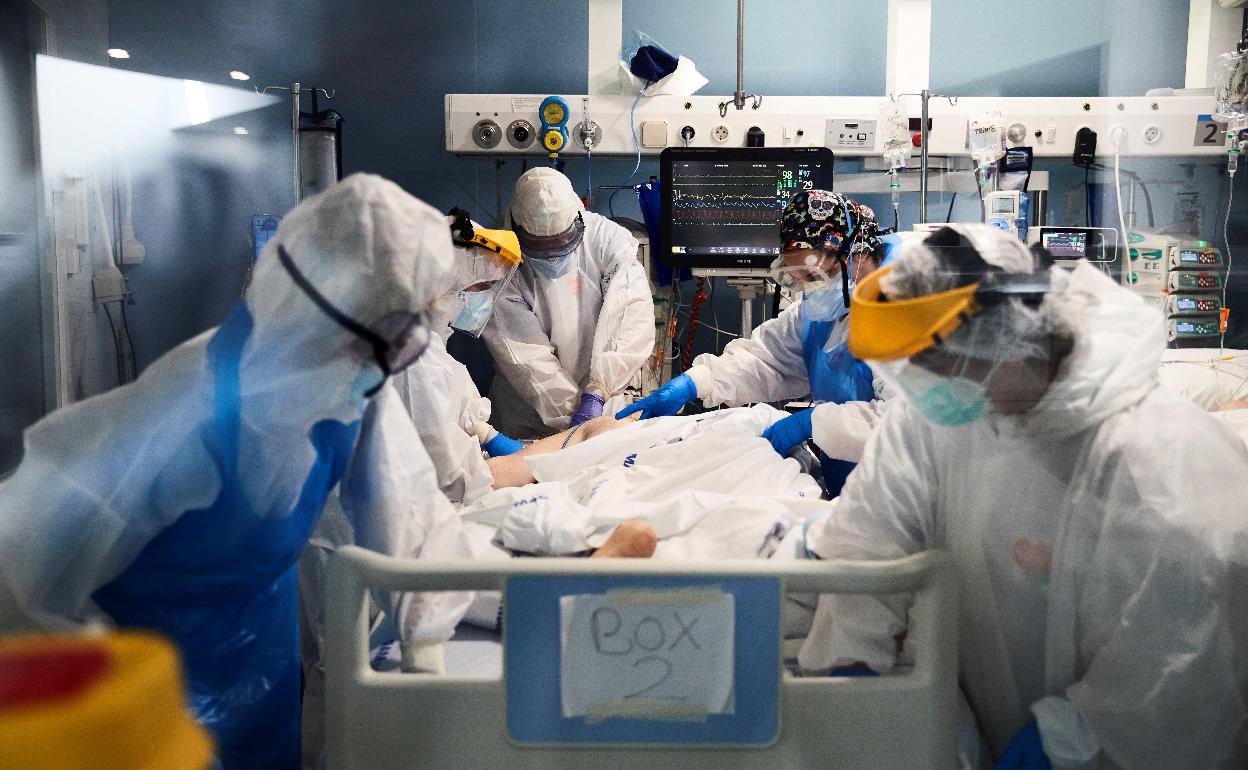 Un equipo sanitario atiende a un paciente covid en un hospital de Barcelona. 