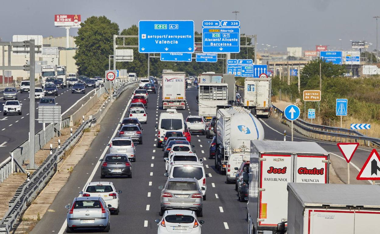 Retenciones en la entrada de Valencia a la altura del cruce de la A3 con la A7.