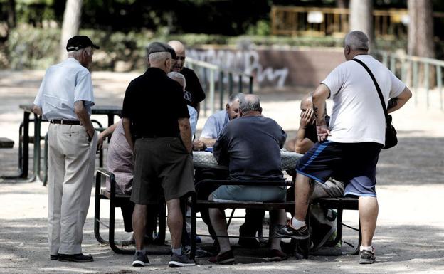 Pensionistas en un parque. 