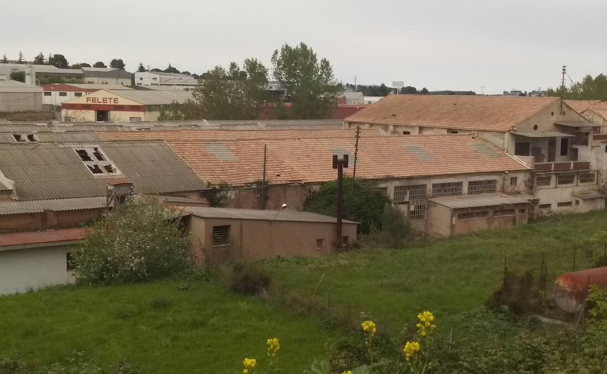 Tejado de la fábrica  abandonada por donde cayó el menor el pasado domingo. 