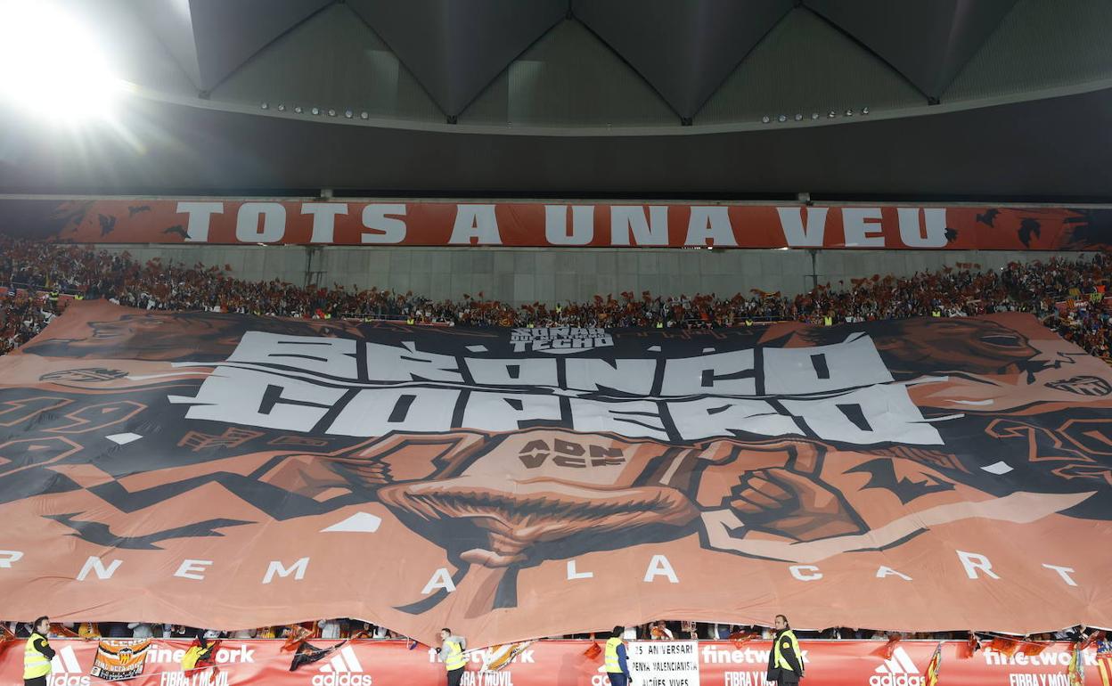 Tifo del Valencia en la final de La Cartuja bajo el lema 'Tots a una veu'. 