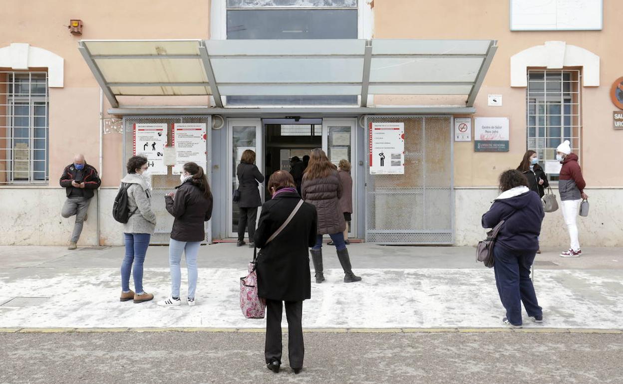 Varios pacientes esperan su turno a las puertas de un centro de salud valenciano.