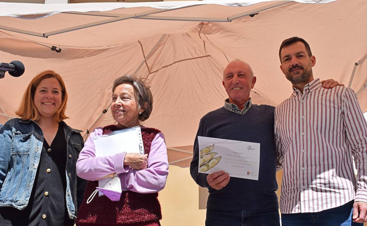 Gabriel Pastor, ganador del concurso del haba más larga. 