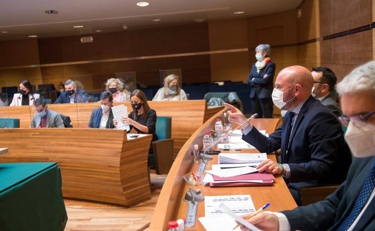 Toni Gaspar preside un pleno de la Diputación de Valencia. 