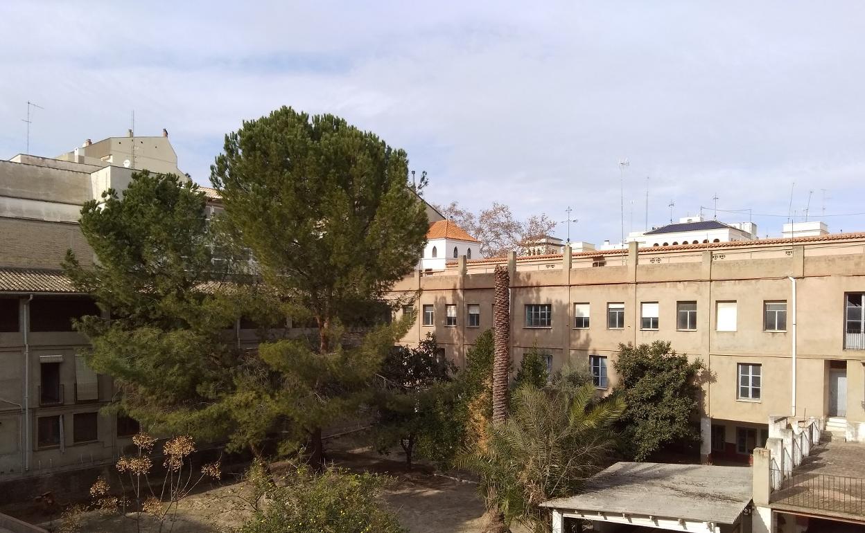 Parcela edificada, al fondo, del exconvento de Santa Clara que ha sido cedida a la Generalitat. 