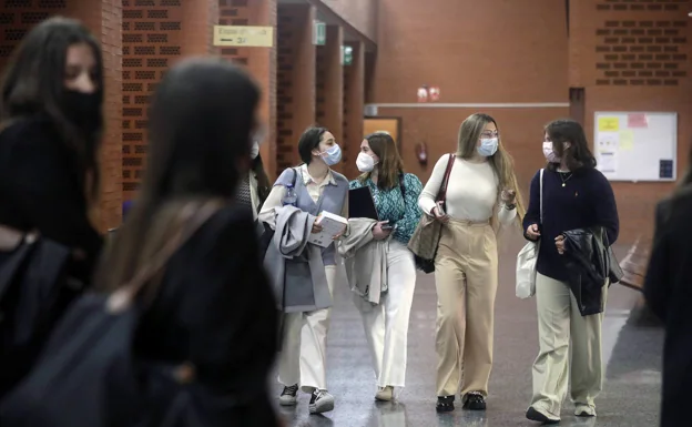 La Universitat de València mantiene la mascarilla en las aulas tras el apoyo de los decanos y la conselleria