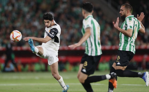 Guedes golpea el balón durante la disputa de la final de la Copa. 