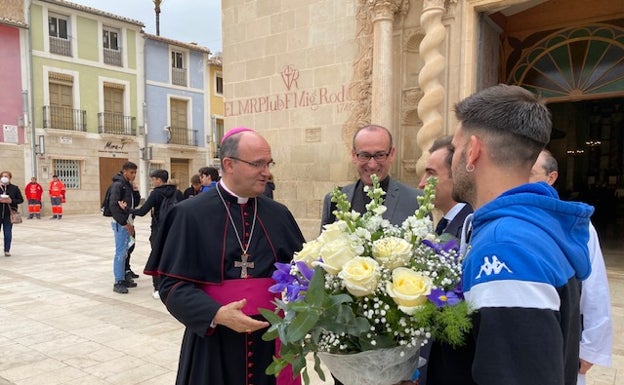 Imagen principal - Imágenes de la visita del Hércules a la Santa Faz después del entrenamiento. 