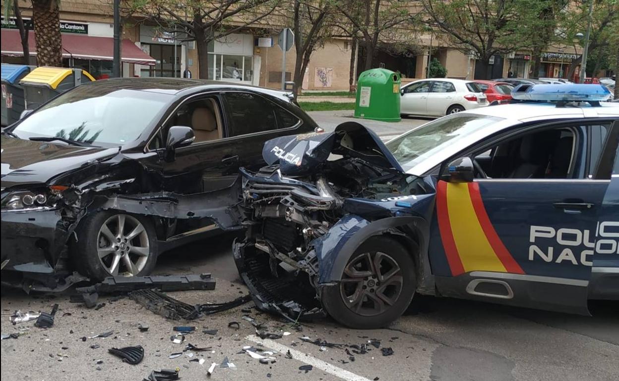 Accidente en Valencia | Se salta un stop y choca contra un coche de Policía en Valencia