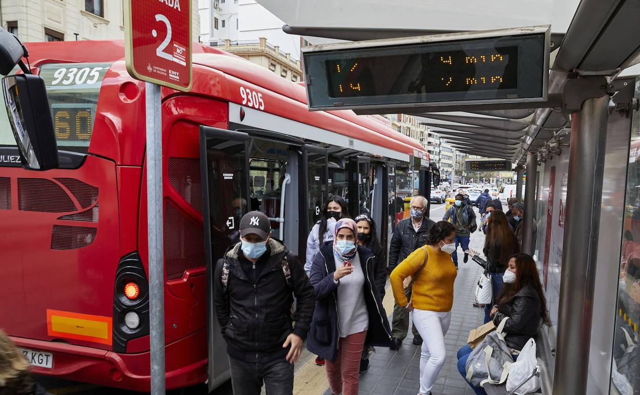 Parada de la EMT en el centro de Valencia. 