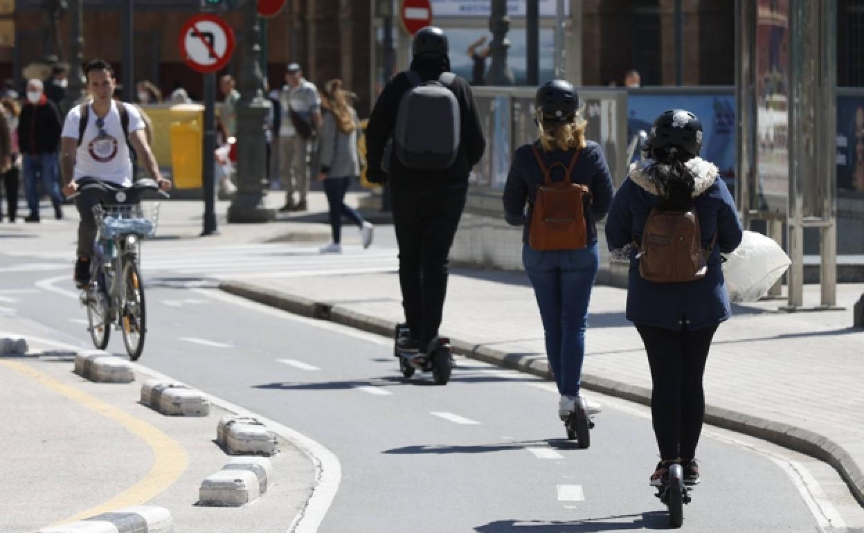 Uso de bicicletas y patinetes en Valencia | La letal factura de la movilidad en la ciudad