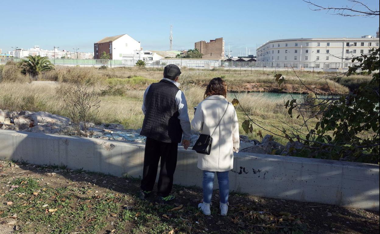 Dos vecinos observan el límite de Nazaret con el viejo cauce del Turia. 